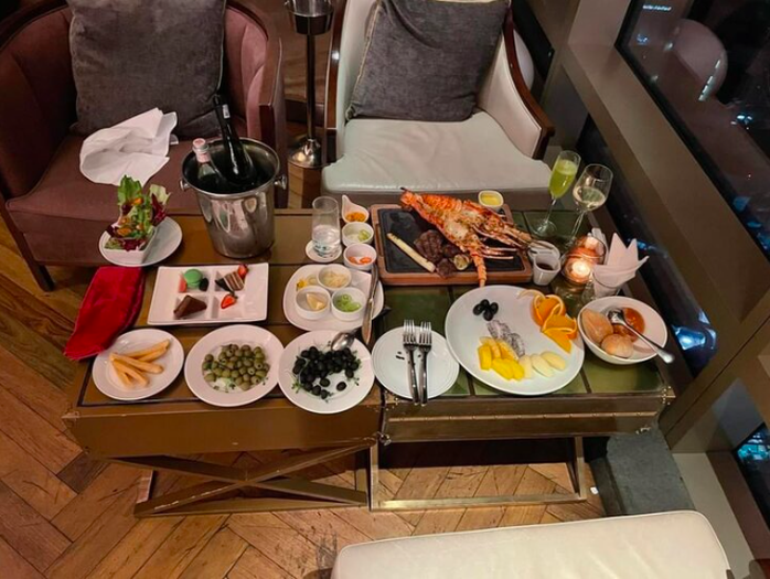 Cô gái vào nhà hàng 5 sao gọi bò Wagyu, tôm hùm rồi nằm ra ghế, không trả tiền- Ảnh 2. Cô gái vào nhà hàng 5 sao gọi bò Wagyu, tôm hùm rồi nằm ra ghế, không trả tiền- Ảnh 2.
