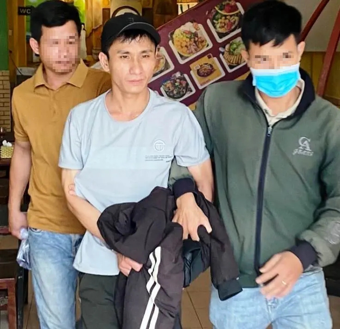 Bắt giữ thành công đối tượng "mang cùng lúc" 2 lệnh truy nã- Ảnh 2. Bắt giữ thành công đối tượng "mang cùng lúc" 2 lệnh truy nã- Ảnh 2.