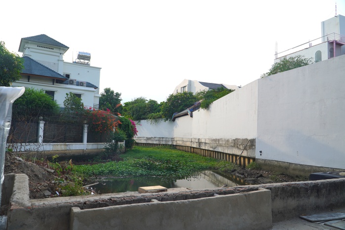 Sông, rạch bị xâm lấn (*): Quy định có nhưng khó quản- Ảnh 4. Sông, rạch bị xâm lấn (*): Quy định có nhưng khó quản- Ảnh 4.