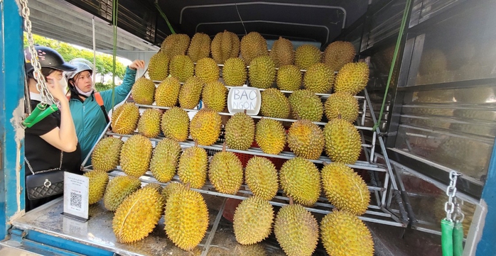 Bất ngờ với giá sầu riêng giảm sốc ở Hà Nội 70 ngàn/kg- Ảnh 1. Bất ngờ với giá sầu riêng giảm sốc ở Hà Nội 70 ngàn/kg- Ảnh 1.