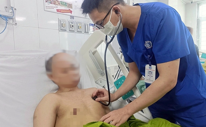 Chạy xe máy về quê giữa trưa nắng, nam thanh niên bị sốc nhiệt- Ảnh 1.