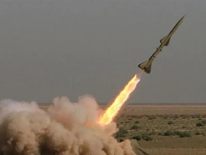 Iran phóng thử tên lửa đạn đạo Ghadr. Ảnh: Iran Intl Iran phóng thử tên lửa đạn đạo Ghadr. Ảnh: Iran Intl