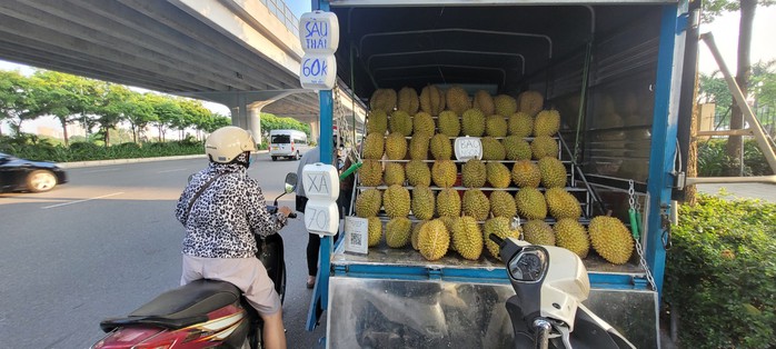 Bất ngờ với giá sầu riêng giảm sốc ở Hà Nội 70 ngàn/kg- Ảnh 2. Bất ngờ với giá sầu riêng giảm sốc ở Hà Nội 70 ngàn/kg- Ảnh 2.