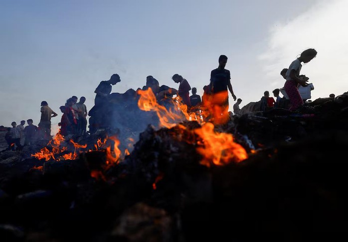 Bí ẩn về "kho vũ khí phát nổ" trong vụ Israel tấn công ở Rafah- Ảnh 1. Bí ẩn về "kho vũ khí phát nổ" trong vụ Israel tấn công ở Rafah- Ảnh 1.
