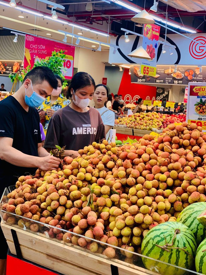 Hình ảnh mận hậu, vải thiều giá rẻ tràn ngập các siêu thị - Ảnh 1. Hình ảnh mận hậu, vải thiều giá rẻ tràn ngập các siêu thị - Ảnh 1.
