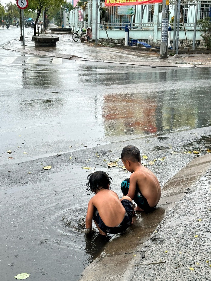 TP HCM: Hình ảnh người dân đón "mưa vàng" chiều 3-5- Ảnh 5. TP HCM: Hình ảnh người dân đón "mưa vàng" chiều 3-5- Ảnh 5.