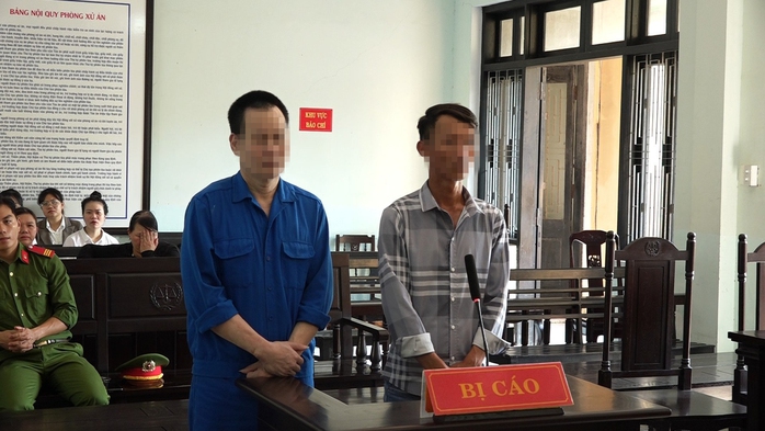 Bị cáo Ng.V.Đ (trái) và Ph.V.D ở phiên xét xử Bị cáo Ng.V.Đ (trái) và Ph.V.D ở phiên xét xử