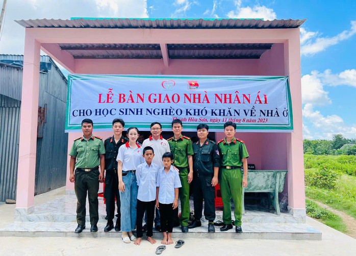 Anh Nguyễn Thanh Tuấn và cán bộ địa phương trong lễ bàn giao nhà cho gia đình em Thạch Thị Ngọc Thảo. (Ảnh do nhân vật cung cấp) Anh Nguyễn Thanh Tuấn và cán bộ địa phương trong lễ bàn giao nhà cho gia đình em Thạch Thị Ngọc Thảo. (Ảnh do nhân vật cung cấp)