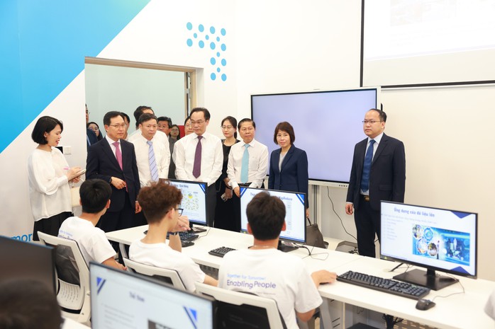 Các đại biểu tham quan một lớp học về phát triển nhân tài công nghệ tại Trung tâm Đổi mới sáng tạo quốc gia Các đại biểu tham quan một lớp học về phát triển nhân tài công nghệ tại Trung tâm Đổi mới sáng tạo quốc gia