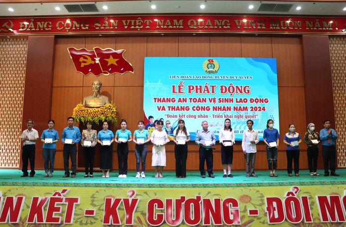 71 suất quà hỗ trợ đoàn viên, công nhân khó khăn tại Duy Xuyên- Ảnh 2.