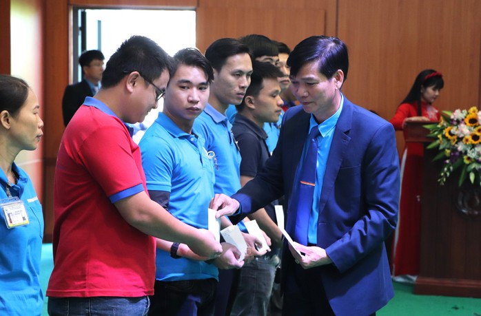 71 suất quà hỗ trợ đoàn viên, công nhân khó khăn tại Duy Xuyên- Ảnh 7.