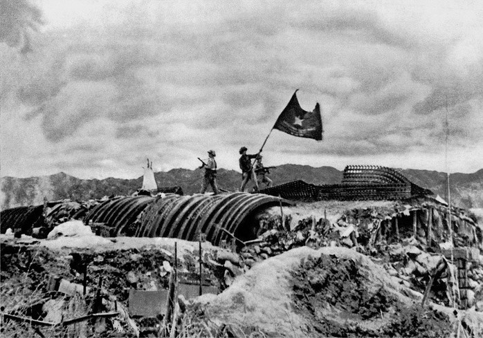 17 giờ 40 phút ngày 7-5-1954, bộ đội ta đã cắm lá cờ “Quyết chiến, Quyết thắng” trên nóc hầm tướng De Castries, Chiến dịch lịch sử Điện Biên Phủ đã toàn thắng Ảnh: TƯ LIỆU TTXVN 17 giờ 40 phút ngày 7-5-1954, bộ đội ta đã cắm lá cờ “Quyết chiến, Quyết thắng” trên nóc hầm tướng De Castries, Chiến dịch lịch sử Điện Biên Phủ đã toàn thắng Ảnh: TƯ LIỆU TTXVN