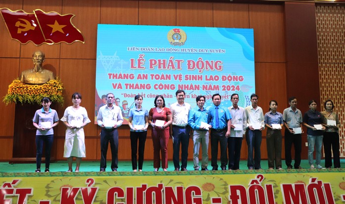 71 suất quà hỗ trợ đoàn viên, công nhân khó khăn tại Duy Xuyên- Ảnh 6.