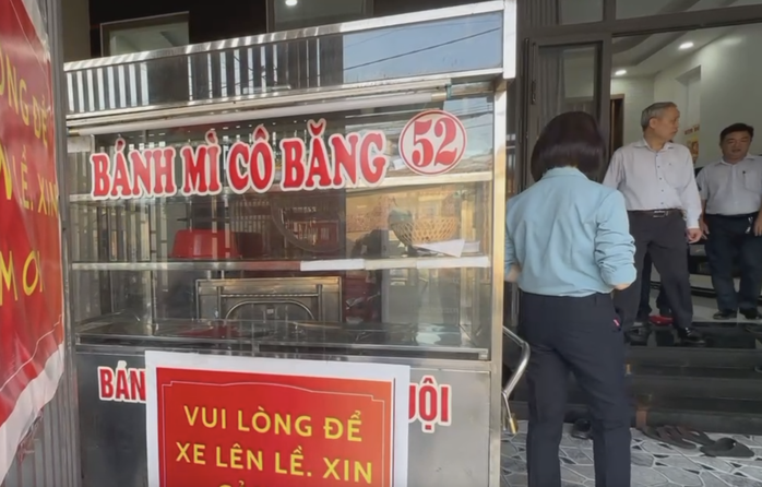 Vụ gần 500 người ngộ độc bánh mì: Công an truy vết nguồn gốc thực phẩm- Ảnh 2. Vụ gần 500 người ngộ độc bánh mì: Công an truy vết nguồn gốc thực phẩm- Ảnh 2.