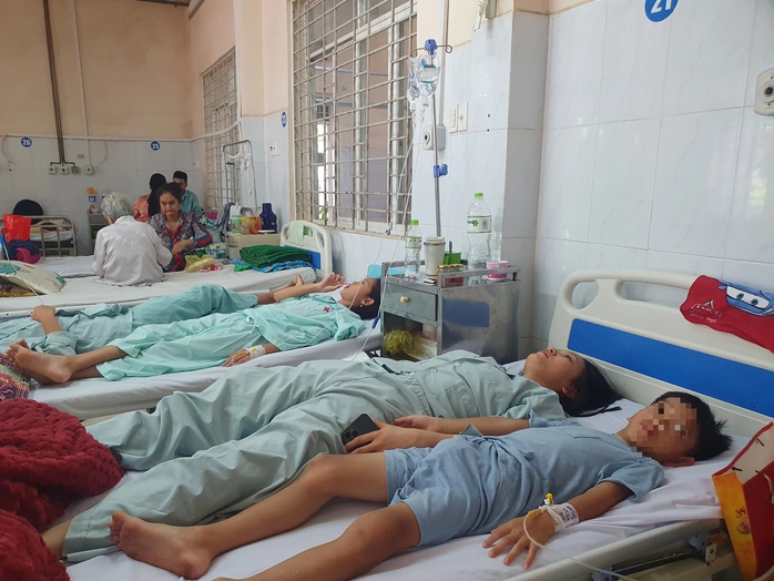 Số người ngộ độc bánh mì tại Đồng Nai tăng lên 469 trường hợp, 5 ca nặng- Ảnh 1. Số người ngộ độc bánh mì tại Đồng Nai tăng lên 469 trường hợp, 5 ca nặng- Ảnh 1.