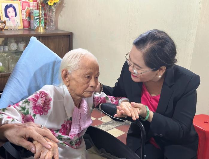Lãnh đạo TP HCM thăm chiến sĩ Điện Biên Phủ- Ảnh 1. Lãnh đạo TP HCM thăm chiến sĩ Điện Biên Phủ- Ảnh 1.