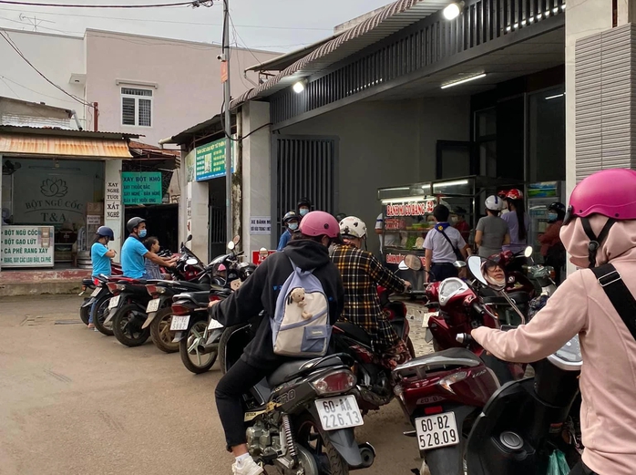 Vụ gần 500 người ngộ độc bánh mì: Công an truy vết nguồn gốc thực phẩm- Ảnh 5. Vụ gần 500 người ngộ độc bánh mì: Công an truy vết nguồn gốc thực phẩm- Ảnh 5.