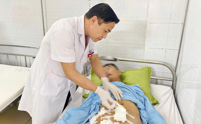 Thanh xà beng dài 1 m đâm xuyên bụng người đàn ông- Ảnh 3. Thanh xà beng dài 1 m đâm xuyên bụng người đàn ông- Ảnh 3.
