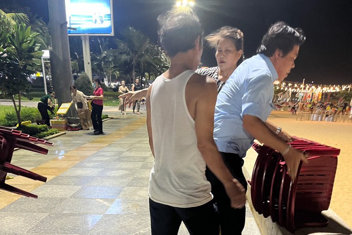 Bị thu giữ ghế, người bán hàng dí dao vào cổ cán bộ- Ảnh 3. Bị thu giữ ghế, người bán hàng dí dao vào cổ cán bộ- Ảnh 3.