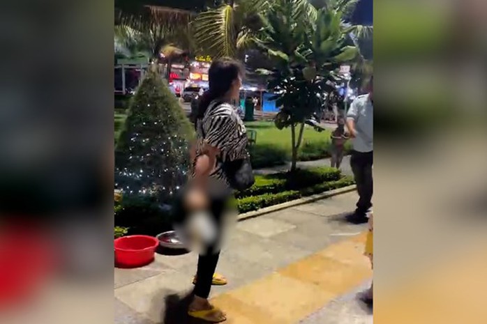 Bị thu giữ ghế, người bán hàng dí dao vào cổ cán bộ- Ảnh 1. Bị thu giữ ghế, người bán hàng dí dao vào cổ cán bộ- Ảnh 1.