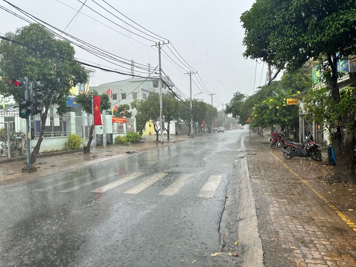TP HCM: Hình ảnh người dân đón "mưa vàng" chiều 3-5- Ảnh 3. TP HCM: Hình ảnh người dân đón "mưa vàng" chiều 3-5- Ảnh 3.