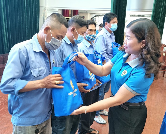 Bà Lê Thị Bích Hạnh - Chủ tịch LĐLĐ quận 5, TP HCM - tặng quà cho đoàn viên khó khăn Ảnh: HỒNG ĐÀO Bà Lê Thị Bích Hạnh - Chủ tịch LĐLĐ quận 5, TP HCM - tặng quà cho đoàn viên khó khăn Ảnh: HỒNG ĐÀO