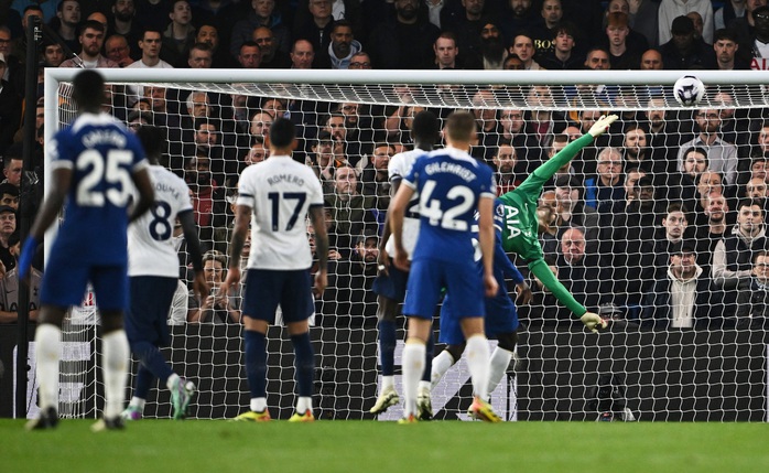 Thua "không chiến" trước Chelsea, Tottenham tắt hy vọng Top 4- Ảnh 4. Thua "không chiến" trước Chelsea, Tottenham tắt hy vọng Top 4- Ảnh 4.