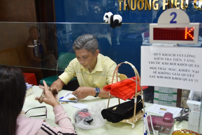 Giá vàng hôm nay, 4-5: Bật tăng khi đồng USD giảm giá- Ảnh 1. Giá vàng hôm nay, 4-5: Bật tăng khi đồng USD giảm giá- Ảnh 1.