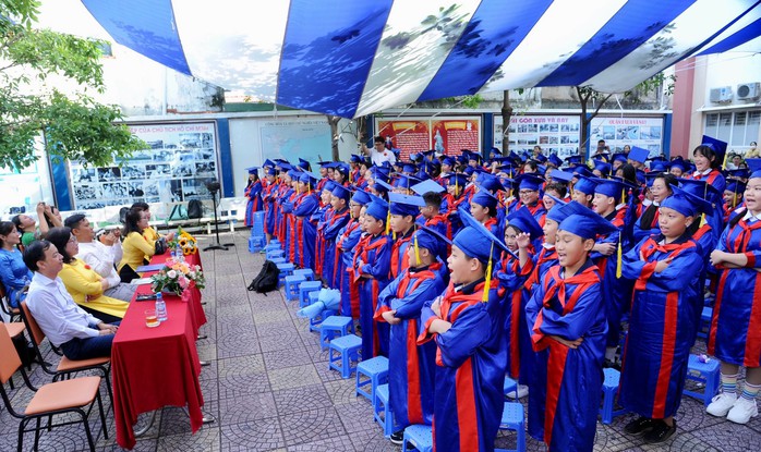 Sự phân biệt làm phụ huynh chạnh lòng- Ảnh 1. Sự phân biệt làm phụ huynh chạnh lòng- Ảnh 1.