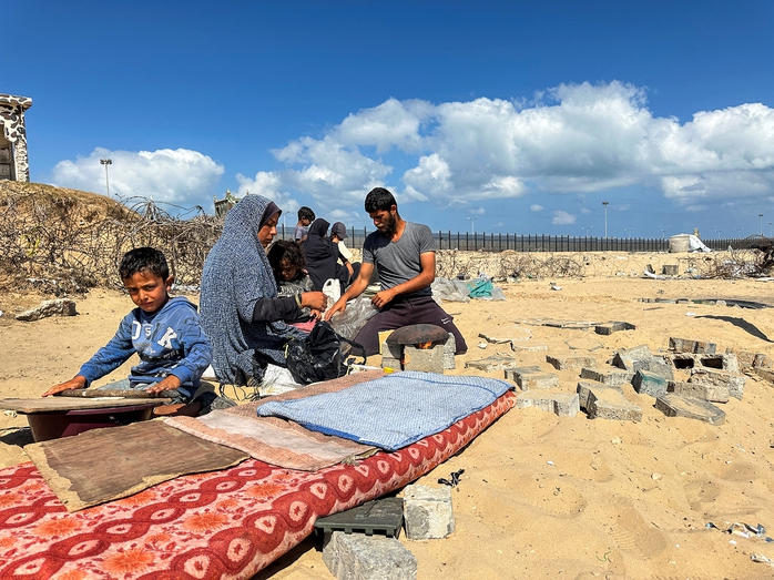 Người Palestine di tản đầu trần gần biên giới Gaza - Ai Cập hôm 29-5 Ảnh: REUTERS Người Palestine di tản đầu trần gần biên giới Gaza - Ai Cập hôm 29-5 Ảnh: REUTERS