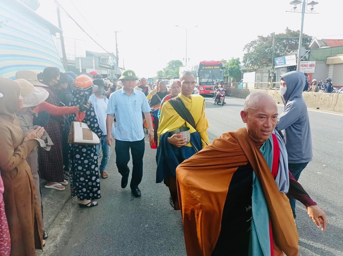 UBND tỉnh Quảng Nam đề nghị không tập trung đông người khi "sư" Thích Minh Tuệ đi qua- Ảnh 2. UBND tỉnh Quảng Nam đề nghị không tập trung đông người khi "sư" Thích Minh Tuệ đi qua- Ảnh 2.