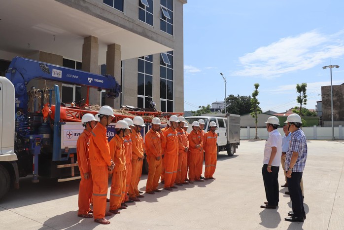 EVNCPC đồng loạt ra quân hỗ trợ hoàn thành dự án đường dây 500kV mạch 3 Quảng Trạch - Phố Nối- Ảnh 2. EVNCPC đồng loạt ra quân hỗ trợ hoàn thành dự án đường dây 500kV mạch 3 Quảng Trạch - Phố Nối- Ảnh 2.