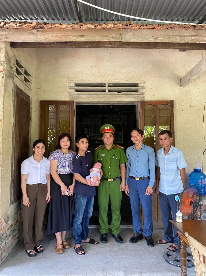 Phát hiện bé trai sơ sinh bị bỏ rơi lúc 4 giờ sáng- Ảnh 1. Phát hiện bé trai sơ sinh bị bỏ rơi lúc 4 giờ sáng- Ảnh 1.