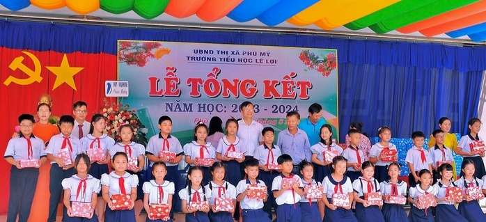 EPS: Trao học bổng cho học sinh nghèo vượt khó- Ảnh 1. EPS: Trao học bổng cho học sinh nghèo vượt khó- Ảnh 1.