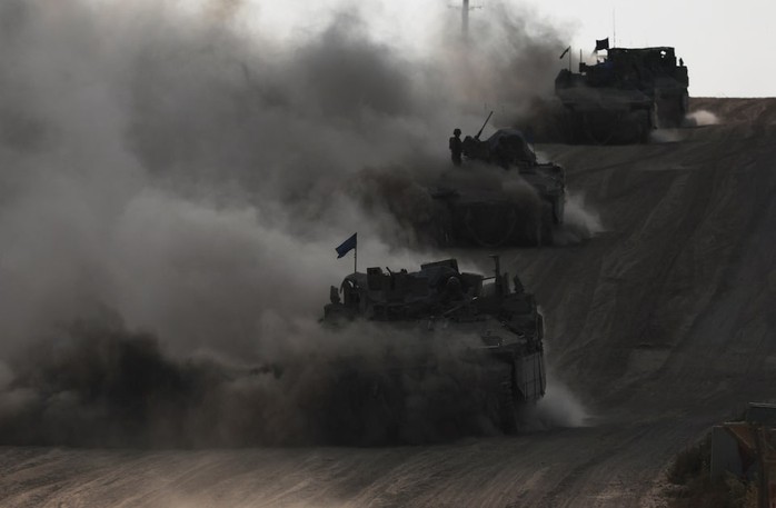 Xe bọc thép của Israel hoạt động gần biên giới Israel với Gaza ở miền Nam Israel hôm 29-5. Ảnh: Reuters Xe bọc thép của Israel hoạt động gần biên giới Israel với Gaza ở miền Nam Israel hôm 29-5. Ảnh: Reuters