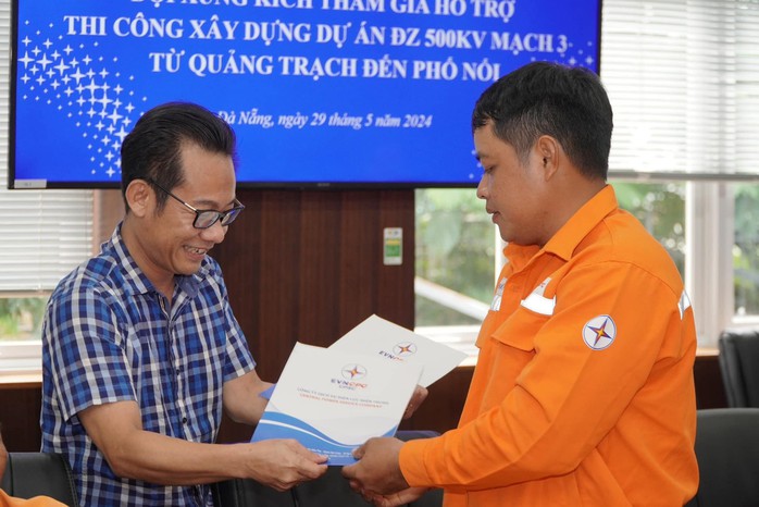 EVNCPC đồng loạt ra quân hỗ trợ hoàn thành dự án đường dây 500kV mạch 3 Quảng Trạch - Phố Nối- Ảnh 4. EVNCPC đồng loạt ra quân hỗ trợ hoàn thành dự án đường dây 500kV mạch 3 Quảng Trạch - Phố Nối- Ảnh 4.