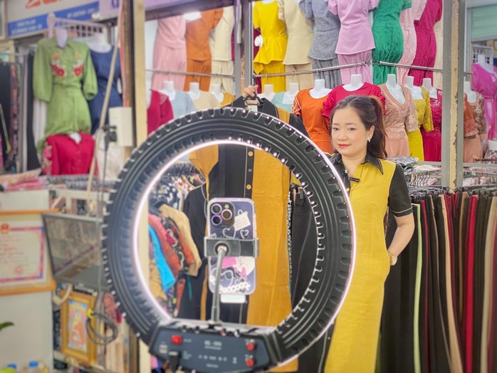 Ngày càng có nhiều shop, cá nhân chuyển sang bán hàng online để tăng doanh thu Ảnh: Lê Tỉnh Ngày càng có nhiều shop, cá nhân chuyển sang bán hàng online để tăng doanh thu Ảnh: Lê Tỉnh