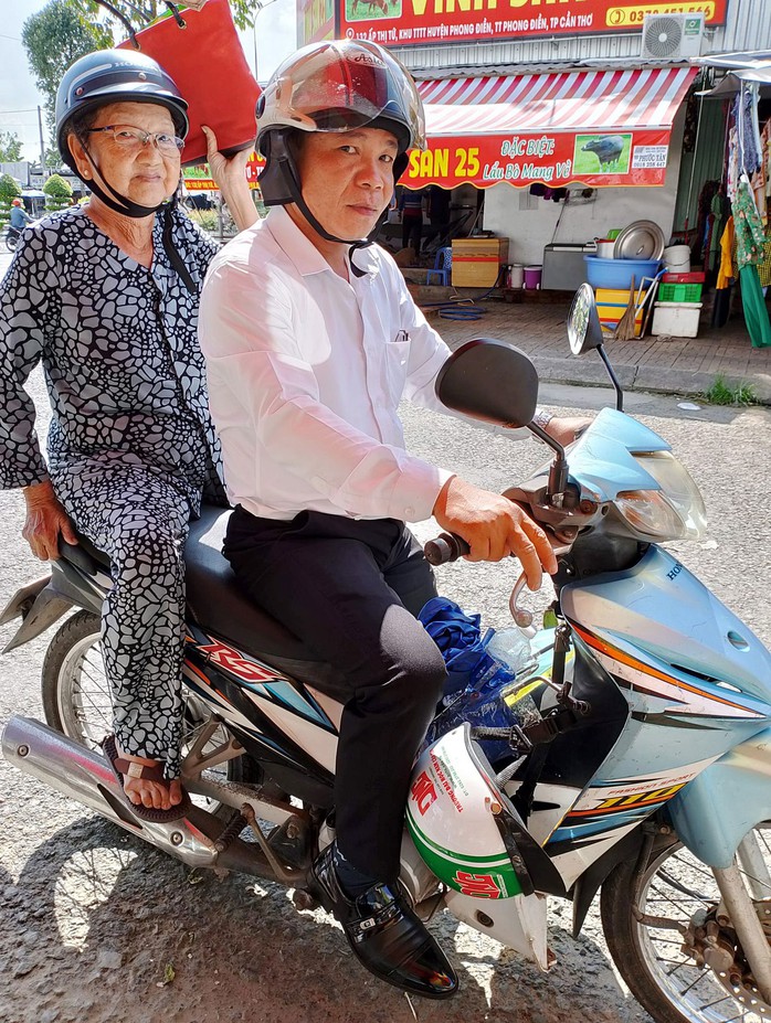 Thầy Lê Nhựt Tân thường xuyên chở các cụ già đi khám bệnh Thầy Lê Nhựt Tân thường xuyên chở các cụ già đi khám bệnh