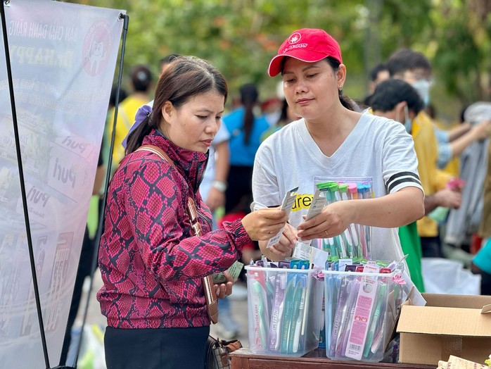 Người lao động làm việc theo giờ chịu nhiều thiệt thòi do không có khoản nào khác ngoài tiền công Ảnh: NGỌC ANH Người lao động làm việc theo giờ chịu nhiều thiệt thòi do không có khoản nào khác ngoài tiền công Ảnh: NGỌC ANH