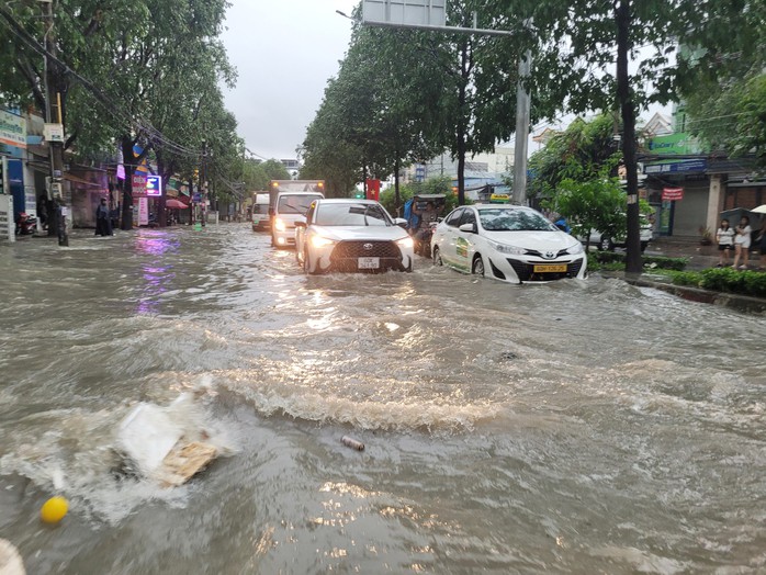 CLIP: Nước cuồn cuộn chảy trên đường phố ở Đồng Nai sau mưa lớn- Ảnh 1. CLIP: Nước cuồn cuộn chảy trên đường phố ở Đồng Nai sau mưa lớn- Ảnh 1.