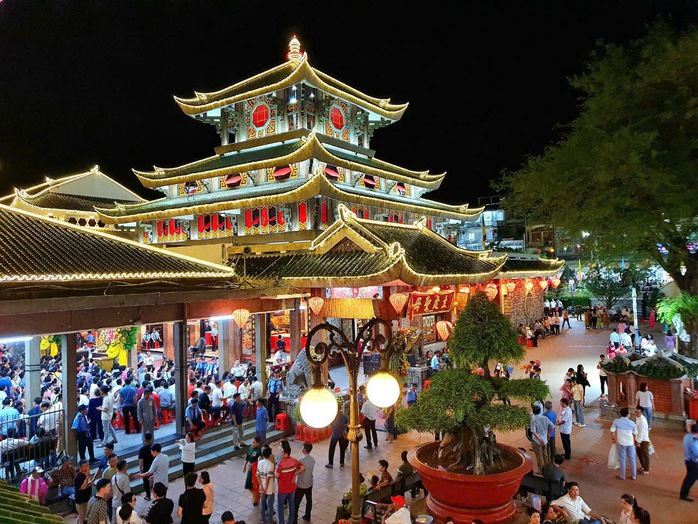Dùng 9 loại hoa thơm để tắm Bà Chúa xứ Núi Sam- Ảnh 14. Dùng 9 loại hoa thơm để tắm Bà Chúa xứ Núi Sam- Ảnh 14.