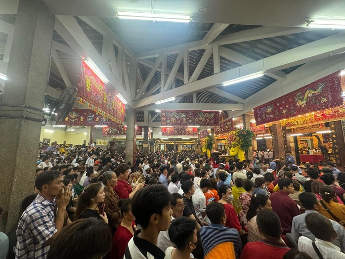 Dùng 9 loại hoa thơm để tắm Bà Chúa xứ Núi Sam- Ảnh 15. Dùng 9 loại hoa thơm để tắm Bà Chúa xứ Núi Sam- Ảnh 15.