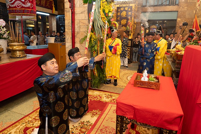 Dùng 9 loại hoa thơm để tắm Bà Chúa xứ Núi Sam- Ảnh 16. Dùng 9 loại hoa thơm để tắm Bà Chúa xứ Núi Sam- Ảnh 16.