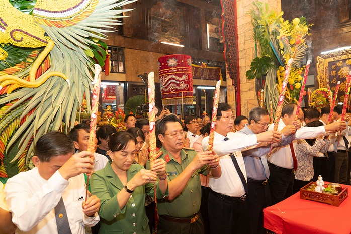 Dùng 9 loại hoa thơm để tắm Bà Chúa xứ Núi Sam- Ảnh 19. Dùng 9 loại hoa thơm để tắm Bà Chúa xứ Núi Sam- Ảnh 19.