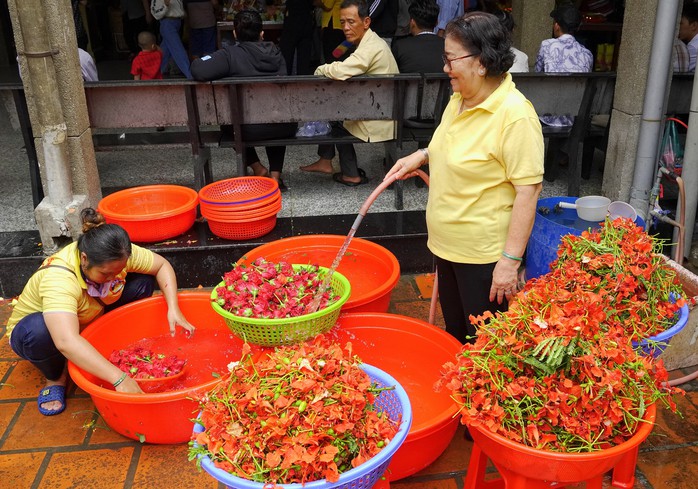 Dùng 9 loại hoa thơm để tắm Bà Chúa xứ Núi Sam- Ảnh 10. Dùng 9 loại hoa thơm để tắm Bà Chúa xứ Núi Sam- Ảnh 10.