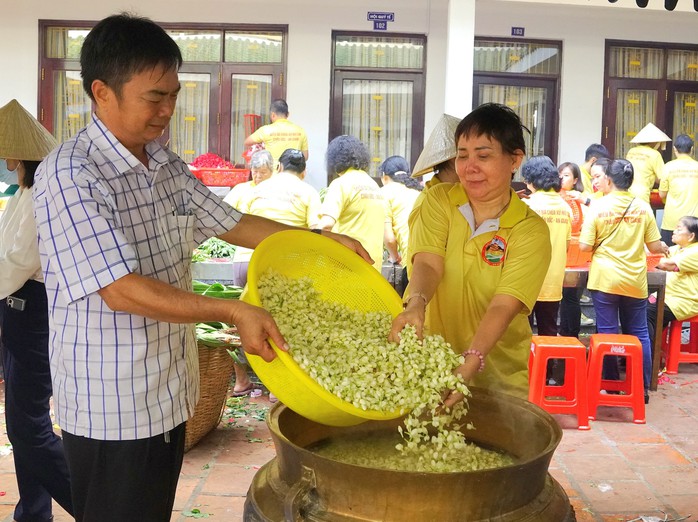 Dùng 9 loại hoa thơm để tắm Bà Chúa xứ Núi Sam- Ảnh 2. Dùng 9 loại hoa thơm để tắm Bà Chúa xứ Núi Sam- Ảnh 2.