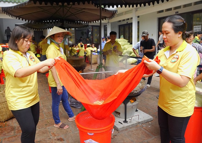 Dùng 9 loại hoa thơm để tắm Bà Chúa xứ Núi Sam- Ảnh 3. Dùng 9 loại hoa thơm để tắm Bà Chúa xứ Núi Sam- Ảnh 3.