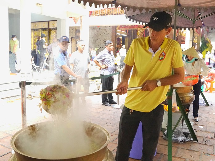 Dùng 9 loại hoa thơm để tắm Bà Chúa xứ Núi Sam- Ảnh 4. Dùng 9 loại hoa thơm để tắm Bà Chúa xứ Núi Sam- Ảnh 4.