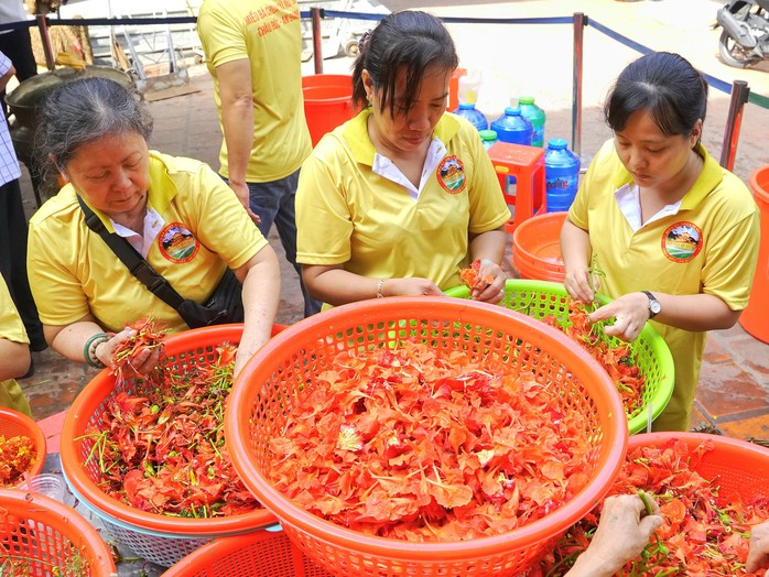 Dùng 9 loại hoa thơm để tắm Bà Chúa xứ Núi Sam- Ảnh 5. Dùng 9 loại hoa thơm để tắm Bà Chúa xứ Núi Sam- Ảnh 5.
