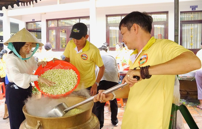 Dùng 9 loại hoa thơm để tắm Bà Chúa xứ Núi Sam- Ảnh 6. Dùng 9 loại hoa thơm để tắm Bà Chúa xứ Núi Sam- Ảnh 6.